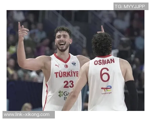 火箭队训练氛围愉快亚当斯谢泼德申京欢声笑语共度时光