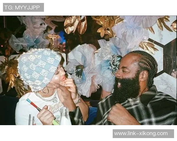 哈登深情表白女友：我对她的爱从未改变，早已深陷爱河