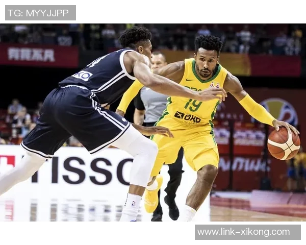 克莱赞弗拉格勇敢挑战字母哥展现无畏精神令人钦佩