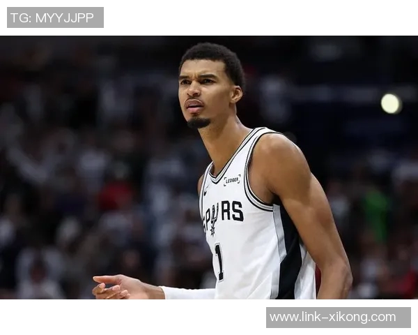 文班亚马全场数据耀眼却失误频繁13投7中斩获27分11篮板4助攻3抢断1盖帽 文班亚马全场数据耀眼却失误频繁13投7中斩获27分11篮板4助攻3抢断1盖帽