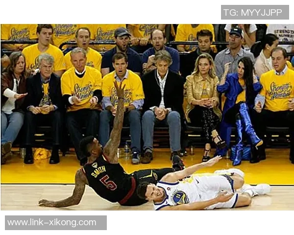 克莱首节短暂出战5分钟表现平平仅得4分助球队开局稳健 克莱首节短暂出战5分钟表现平平仅得4分助球队开局稳健