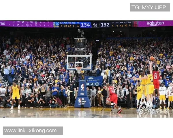 哈登绝杀三分遭打手心情低落却依然穿越人海温暖拥抱马克西母亲 哈登绝杀三分遭打手心情低落却依然穿越人海温暖拥抱马克西母亲